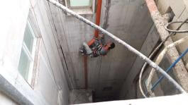 התקנת צינור ביוב חיצוני בגובה באמצעות סנפלינג - חברת יוסף בניה ושיפוצים